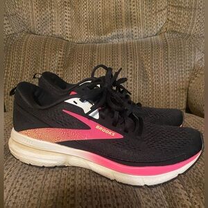 Brooks Women's Black and Pink Athletic Shoes